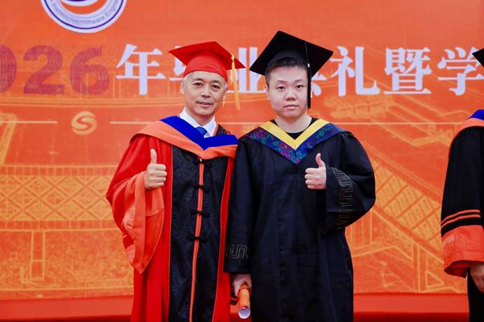 校长拨穗